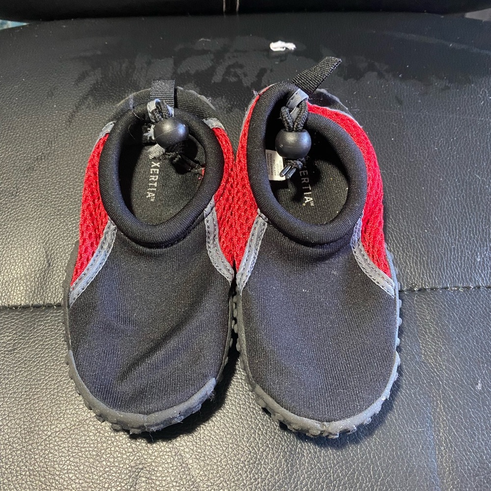 Kids Xertia Water Shoes Black and Red Size 11/12